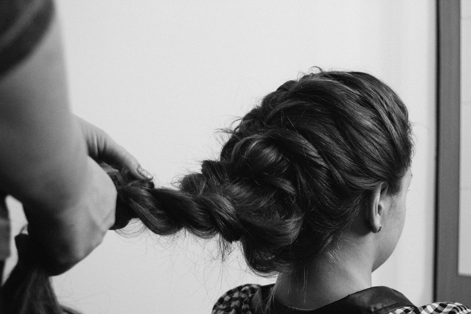 Upięcie włosów podczas przygotowań do sesji zdjęciowej
