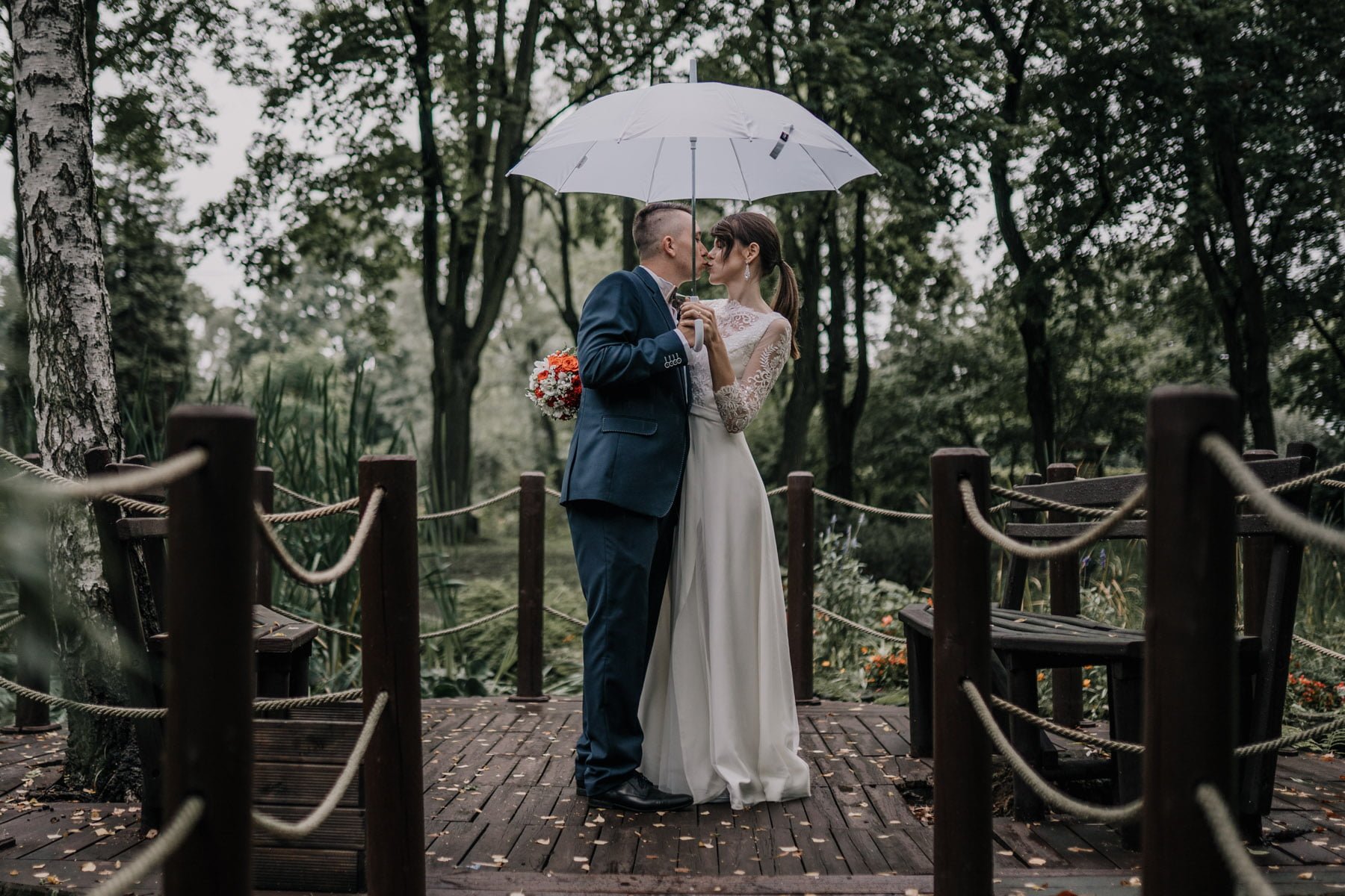 sesja ślubna podczas deszczu w Ogrodzie Botanicznym w Zabrzu